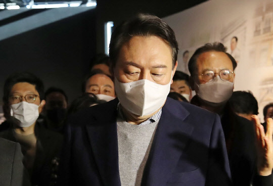 윤석열 국민의힘 대선 후보가 1일 오전 충남 천안시 독립기념관을 방문, '겨레의 함성관'에서 전시물을 살펴보고 있다. [출처=연합뉴스]